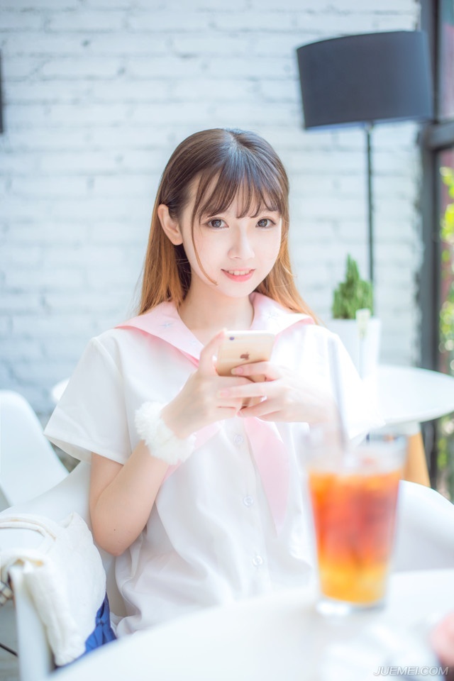 “嗯，为夫这段时间身在军中，倒是苦了你了，待这一仗打完，我便好好陪陪夫人。”刘璝笑道。